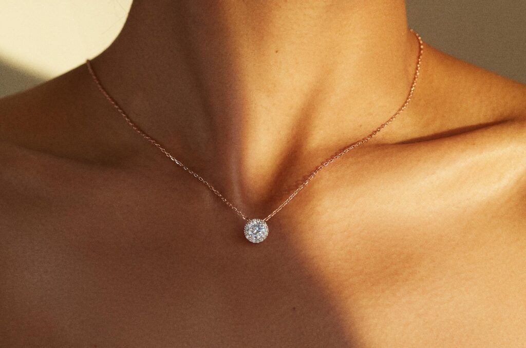 Gifting Guide: The Perfect Diamond Jewelry Set for Your Sister